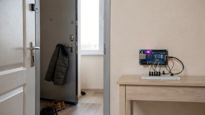 ESP32 и датчик открытия двери: пошаговая схема для индикации и уведомлений