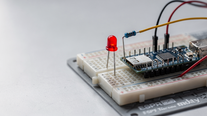 Подключение светодиода к ESP32 правильно: выбор резистора и безопасная схема